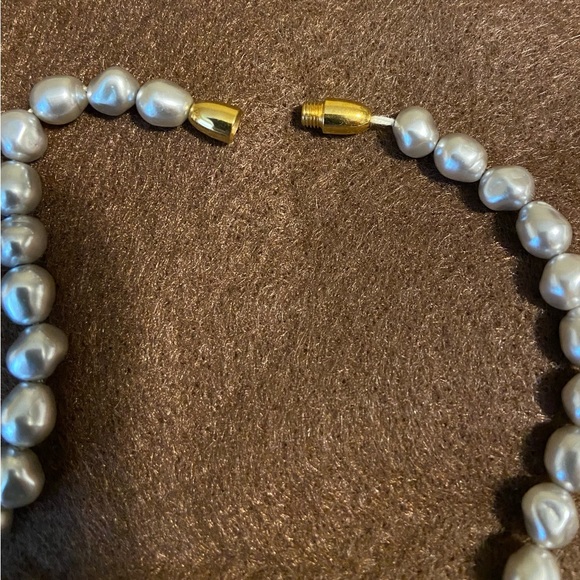 Avon Vintage Classic Grey Baroque necklace (2) and earring set - Picture 6 of 6